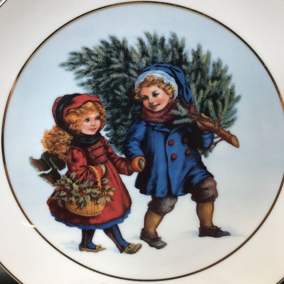 1981 Avon First Edition Sharing the Christmas Spirit Christmas Memories 9" Plate - Picture 3 of 6